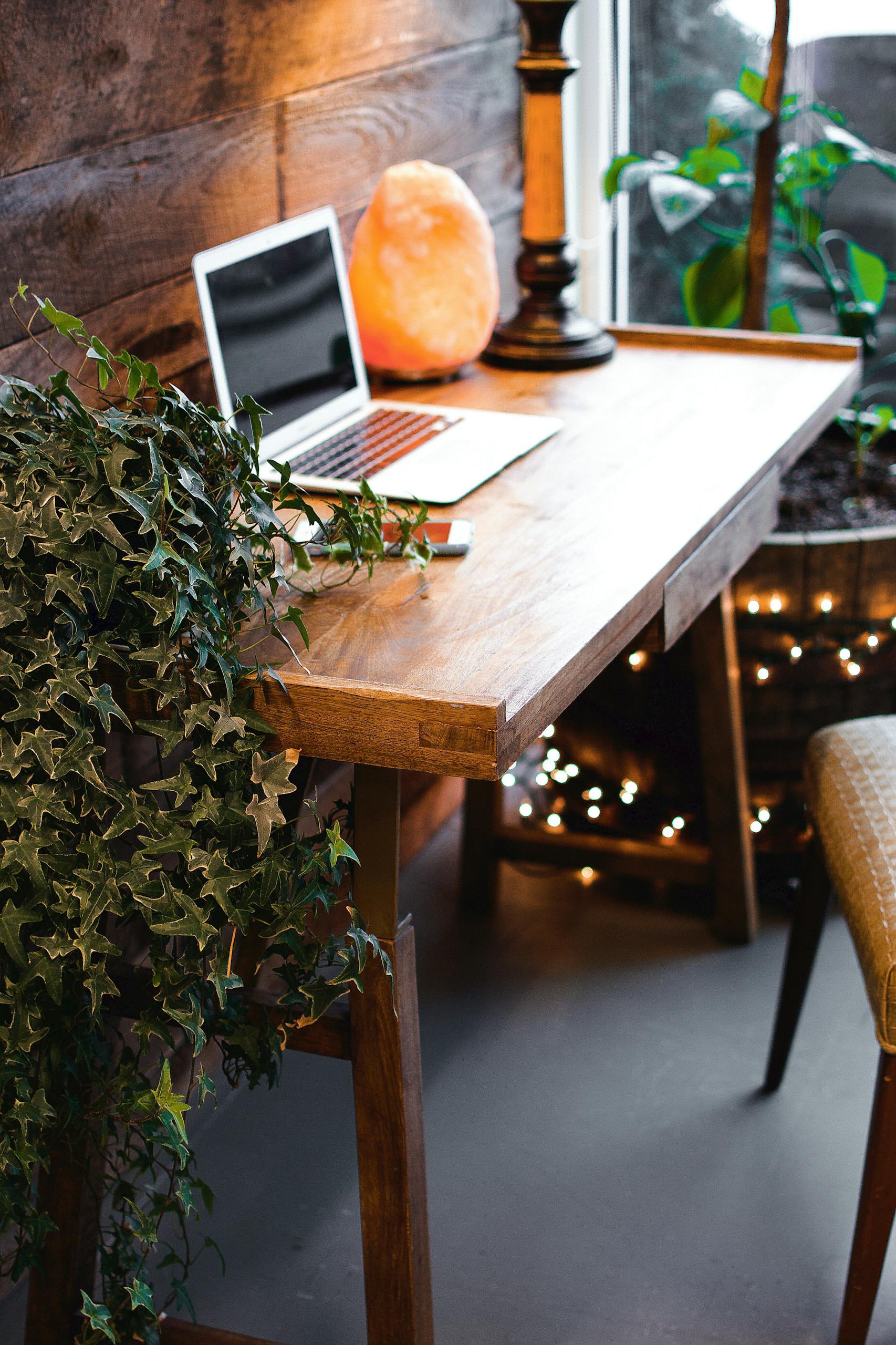 Bureau organisé d’une assistante virtuelle freelance en télétravail, dédié à la gestion administrative, l'optimisation des processus et à la délégation pour entrepreneurs.